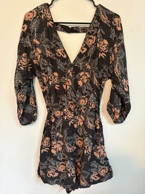 American Eagle Black Floral VNeck Romper Ties in the back Size Small NWOT